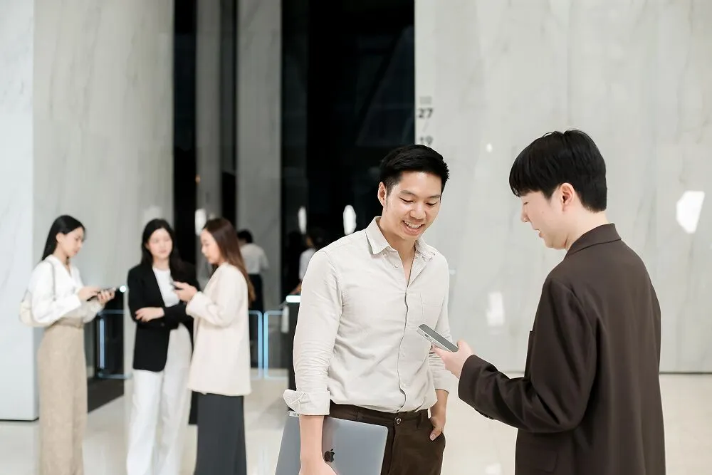 Two Primal colleagues talking in the office